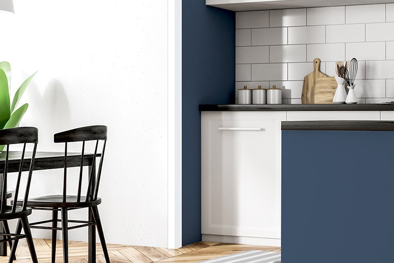 Cozinha azul e branca com cantoneiras instaladas.
