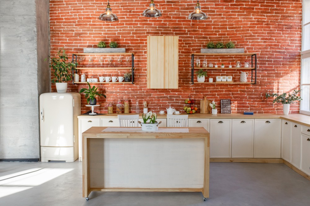Cozinha com parede com aplicação de textura de tijolo aparente