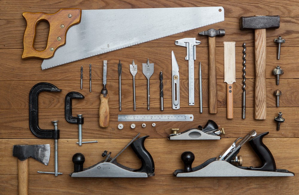 painel de ferramentas com equipamentos pendurados.