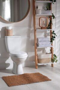 Lavabo branco com organizador de banheiro estilo escada em madeira.