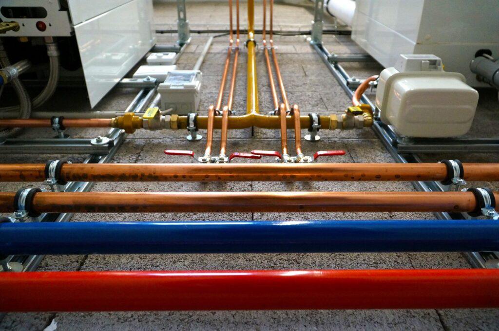 tubos e conexões coloridos em uma perspectiva horizontal.